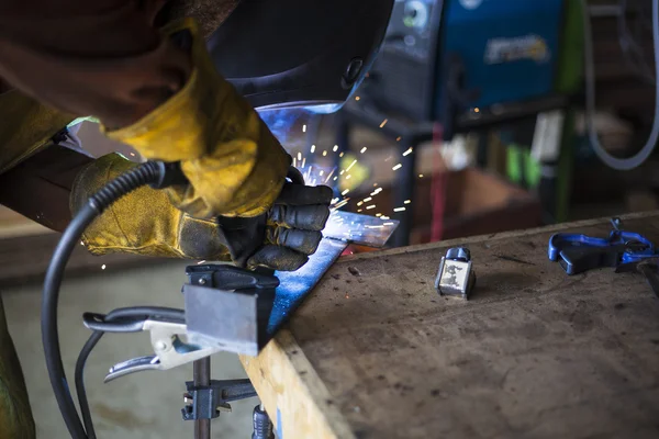 Lasser finishing touch toevoegen aan stalen hulpframe voor meubelen. — Stockfoto