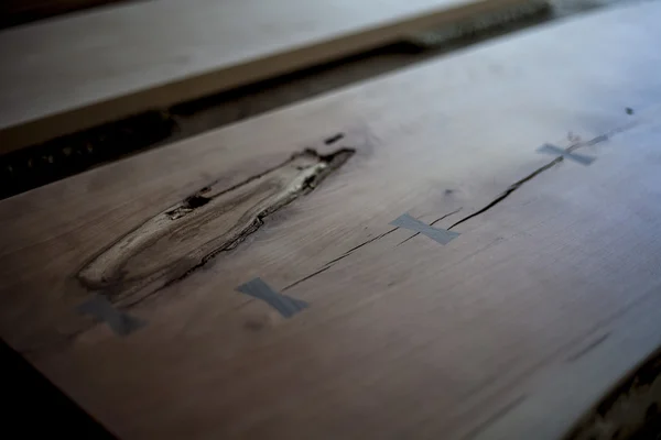 Plateau de table en bois personnalisé en attente de tache et d'assemblage . Photo De Stock