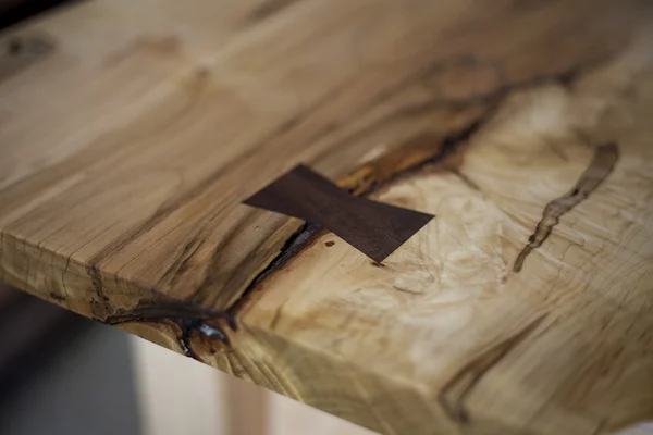 Plateau de table en bois personnalisé en attente d'assemblage dans le magasin . Images De Stock Libres De Droits