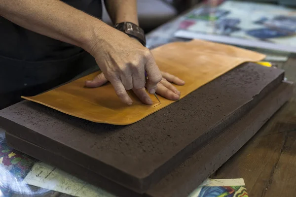 Trous de poinçonnage de reliure en cuir pour fil . Images De Stock Libres De Droits