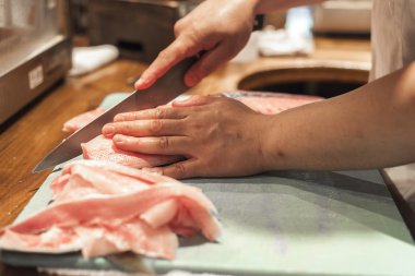 Ahçı balık yemek servisi için hazırlar.. 