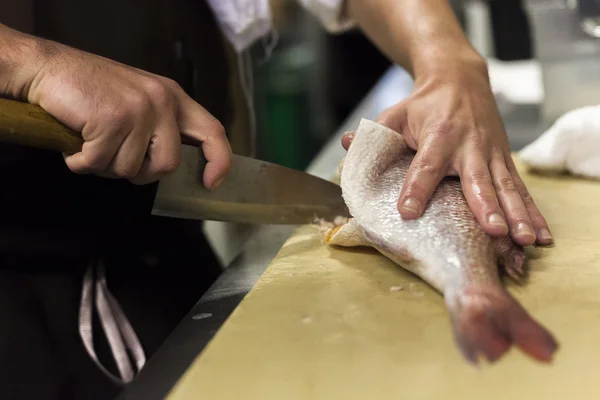 Ahçı balık yemek servisi için hazırlar.. 