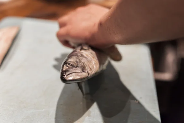 Un sushi prepara il pesce per il servizio notturno . — Foto Stock