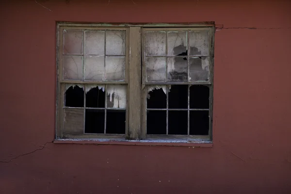 Edifício abandonado com vidros quebrados . — Fotografia de Stock