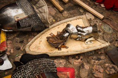 Şövalye eldiven, kask ve cobblestones üzerinde yatan kalkan