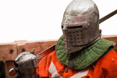 Ortaçağ şövalye kılıcı ile kask içinde