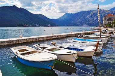 Liman ve tekneler Boka Kotor Koyu'ndaki, Karadağ