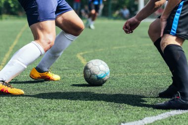 Futsal / futbol / futbol. Bir oyuncu suni çim topa vurur