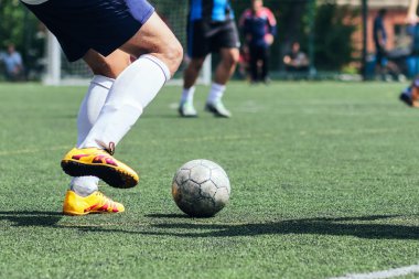 Futsal / futbol / futbol. Bir oyuncu suni çim topa vurur