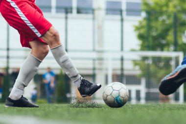 Futsal / futbol / futbol. Bir oyuncu suni çim topa vurur