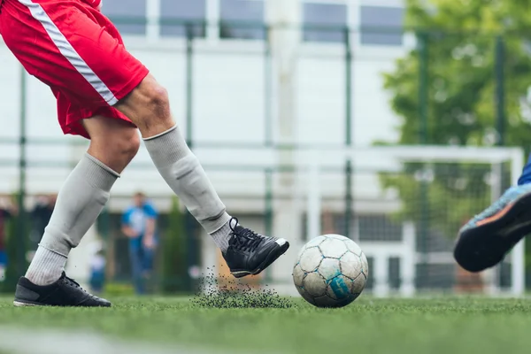 Futsal / Futebol / Futebol. Um jogador bate a bola na relva artificial — Fotografia de Stock