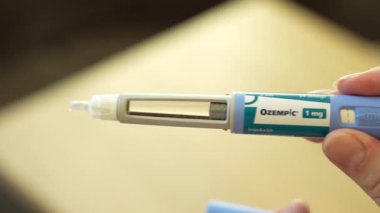 Teplice, Çek Cumhuriyeti - 17 Kasım 2025: Ozempic enjeksiyon kaleminin yakın çekimi, adım adım kullanımını gösteriyor