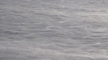 Karlı arazi, değişen doku ve desenlerle parıldayan bir yüzey sergiliyor. Kış ışığı ve doğal manzaranın güzelliğini yakalıyor.