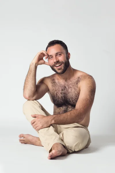 Bir gülümseme poz ile yakışıklı duygusal adam 