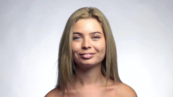 Hübsche Frau mit wallenden Haaren lächelnd — Stockvideo