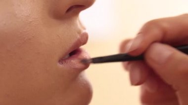 Dudaklar sürecinin bir fırça ile makyaj