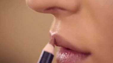Dudaklar sürecinin bir fırça ile makyaj