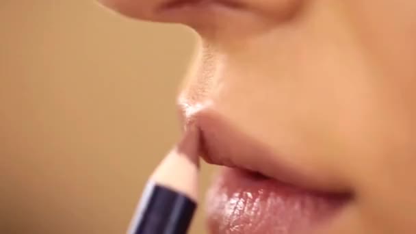 Prozess der Lippen Make-up mit einem Pinsel — Stockvideo