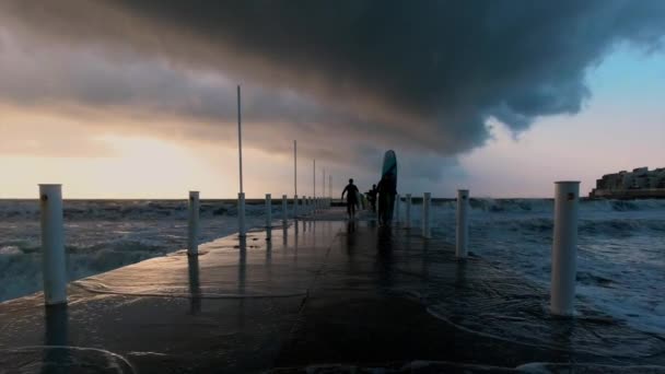 Під час бурі на пірсі з "являються великі хвилі. Одеса Україна літо 2020 — стокове відео
