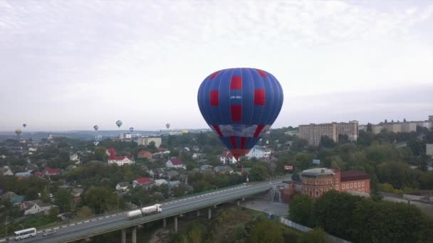 Ukrajna Október 3, 2020, Kamyanets Podolsk Léggömb Fesztivál, reggeli indítás. Felhősség — Stock videók