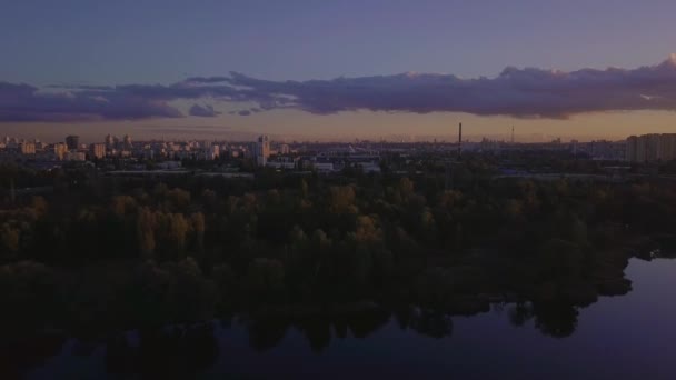 우크라이나 키예프의 아름다운 구름이 덮인 아름다운 호수 근처의 해질 녘의 도시. — 비디오