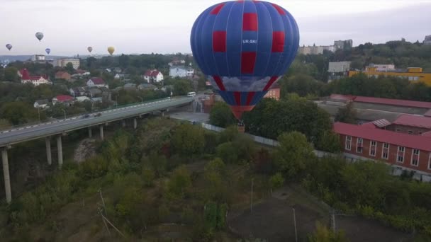 Ukrayna 3 Ekim 2020, Kamyanets Podolsk Balon Festivali, sabah açılışı. Bulutluluk — Stok video