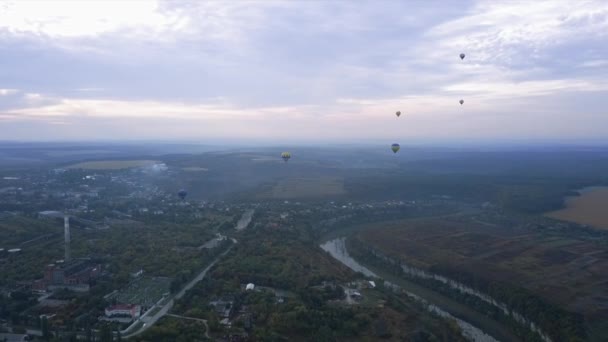 Украина 3 октября 2020 года, Каменец Подольский фестиваль воздушных шаров, утренний запуск. Облачность — стоковое видео