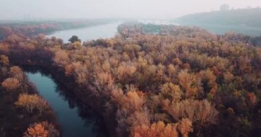 Kiev, Ukrayna 'nın arka planına karşı sonbaharda adalar ve nehirler üzerinden kalkış.