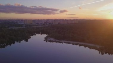 Gün batımında Ukrayna Kiev 'in güzel bulutları ile şehre bakan gölün üzerinden uçacağız..