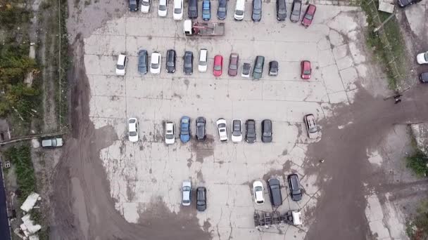 Fines for parking violations by evacuators from a birds eye view, guarded by police. Kiev, Ukraine. — Stock Video