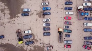 Kamera hareketi, otoparkın aşağı doğru görüntüsü. İhlalden tahliye edilen araçlar, hızlandırılmış çekim. Ukrayna, Kiev 15 Ekim 2020