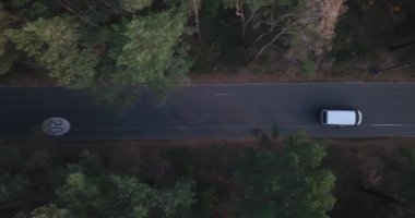 Uçmak, İHA 'yı beyaz bir minibüsün arkasında takip etmek, 20 km hız sınırı olan bir bisiklet yolu boyunca..