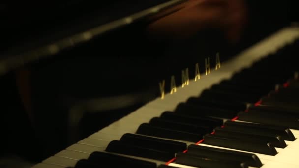 Ένας μουσικός παίζει ένα πιάνο Yamaha, Ουκρανία Κίεβο, Νοέμβριος 2020. Στραμμένο σχέδιο και αντανάκλαση χεριών — Αρχείο Βίντεο