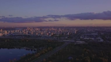 Gün batımında Ukrayna Kiev 'in güzel bulutları ile şehre bakan gölün üzerinden uçacağız..