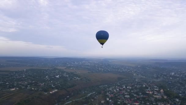 Ukraine 3 octobre 2020, Kamyanets Podolsk Balloon Festival, lancement matinal. Nuageux — Video