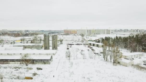 Widok z drona na opuszczoną, pokrytą śniegiem flotę pojazdów technicznych — Wideo stockowe