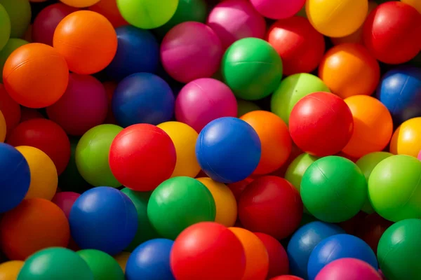 Fundo de um monte de bolas plásticas coloridas no parque infantil — Fotografia de Stock