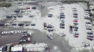 Tahliyeciler tarafından park ihlalleri için para cezası. Polis tarafından korunan kuş bakışı bir bakış açısından. Kiev, Ukrayna.