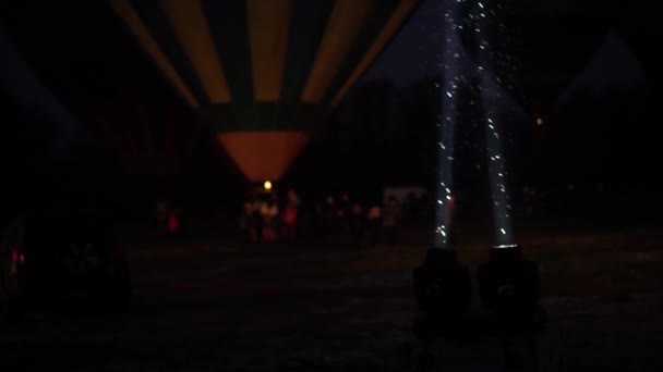 Warme lucht ballon festival, Night light show Oekraïne, slow motion. Kiev 18 december 2020 — Stockvideo