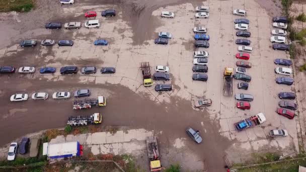 Teren dla samochodów ewakuowanych za naruszenie zasad parkowania z lotu ptaka. Kijów, Ukraina — Wideo stockowe