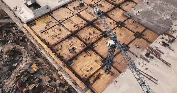 Полет над строительным заводом торгового центра, с краном и лесами. with people at work — стоковое видео
