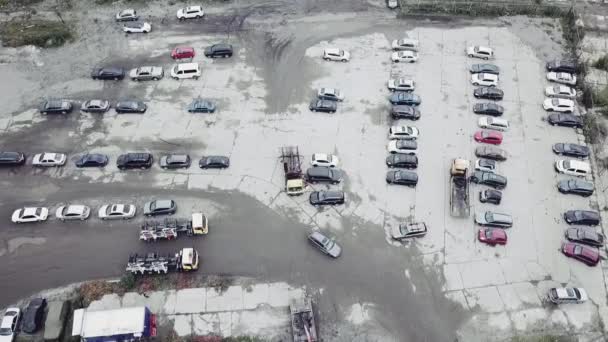 Fines for parking violations by evacuators from a birds eye view, guarded by police. Kiev, Ukraine. — Stock Video