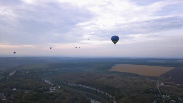 Ukrajna Október 3, 2020, Kamyanets Podolsk Léggömb Fesztivál, reggeli indítás. Felhősség — Stock videók