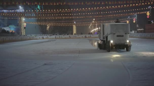 溜冰场上的冰回收和维护机，晚上，彩灯，降雪。2021年1月14日，基辅 — 图库视频影像