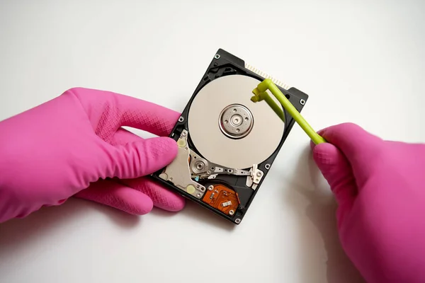 Elektronik verilerinizin medyadaki güvenli temizliği ve doğrulanması. Kavram.