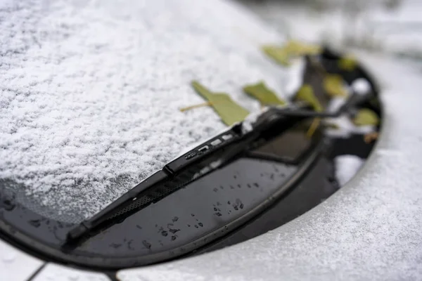 Nach einem unerwarteten Schneefall im Herbst, das Glas und das Auto im Schnee — Stockfoto