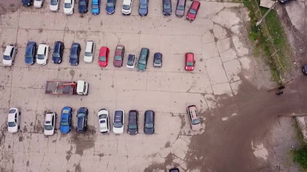 Fines for parking violations by evacuators from a birds eye view, guarded by police. Kiev, Ukraine. — Stock Video