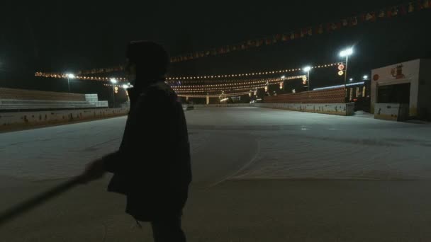 Kiev, Ucrania- 15 de enero de 2021: Time lapse Rueda de patinaje pública al aire libre con máquina de rejuvenecimiento de hielo — Vídeos de Stock