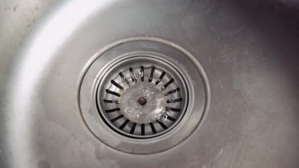 Un blocage dans le tuyau, de l'eau sale provenant de l'évier en acier argenté dans la cuisine. Le danger du déluge — Video