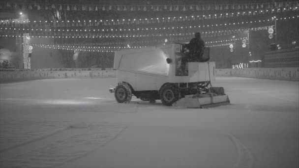 溜冰场上的冰回收和维护机，晚上、晚上、灯光、降雪。2021年1月14日，基辅 — 图库视频影像